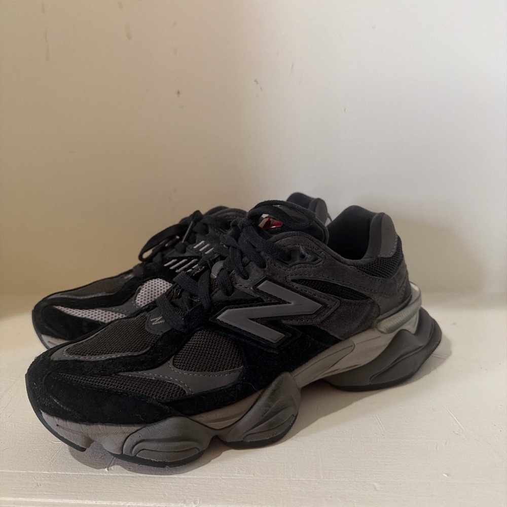 New Balance Black and Gray 9060 - sz 8.5 women’s